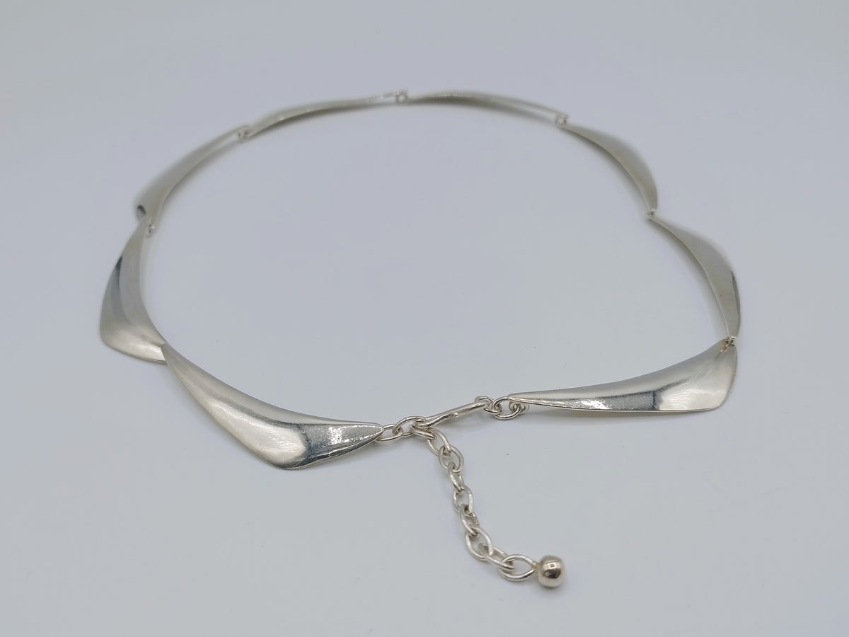 Zilveren chokercollier met golvende plaatjes en verlengketting met sluiting