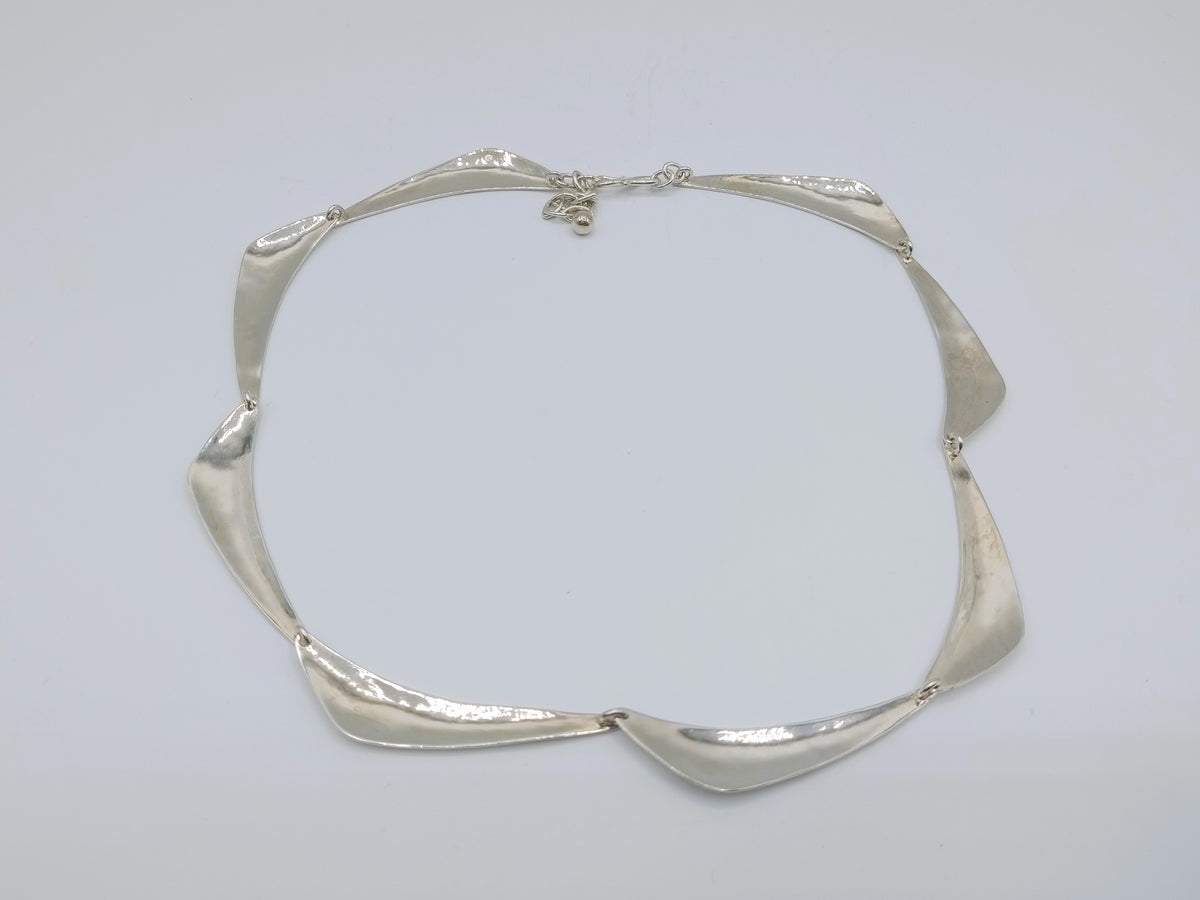 Zilveren collier met golvende plaatjes langs de rand en fijne ketting