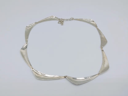 Zilveren collier met golvende plaatjes langs de rand en fijne ketting