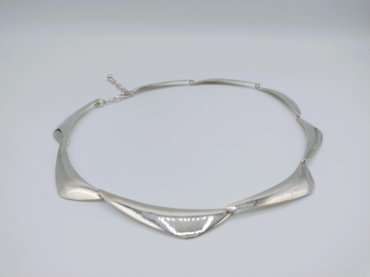 Zilveren chokercollier met golvende plaatjes en kettinglus met kleine sluiting