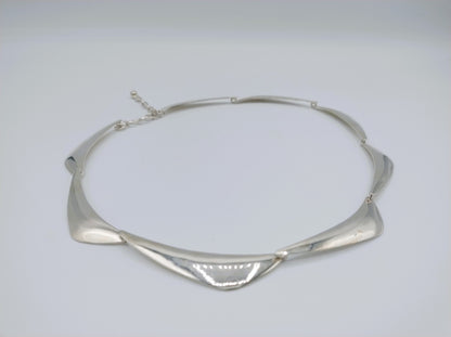 Zilveren chokercollier met golvende plaatjes en kettinglus met kleine sluiting