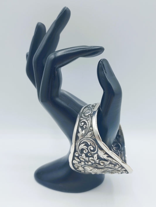 Zilveren djokja armband met brede boog en sierlijke gravure, open manchet