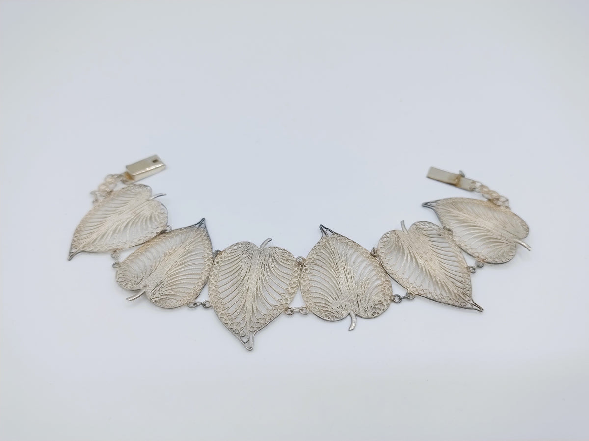 Zilveren filigrain armband met verenachtige bladvormige schakels en metalen sluitstuk