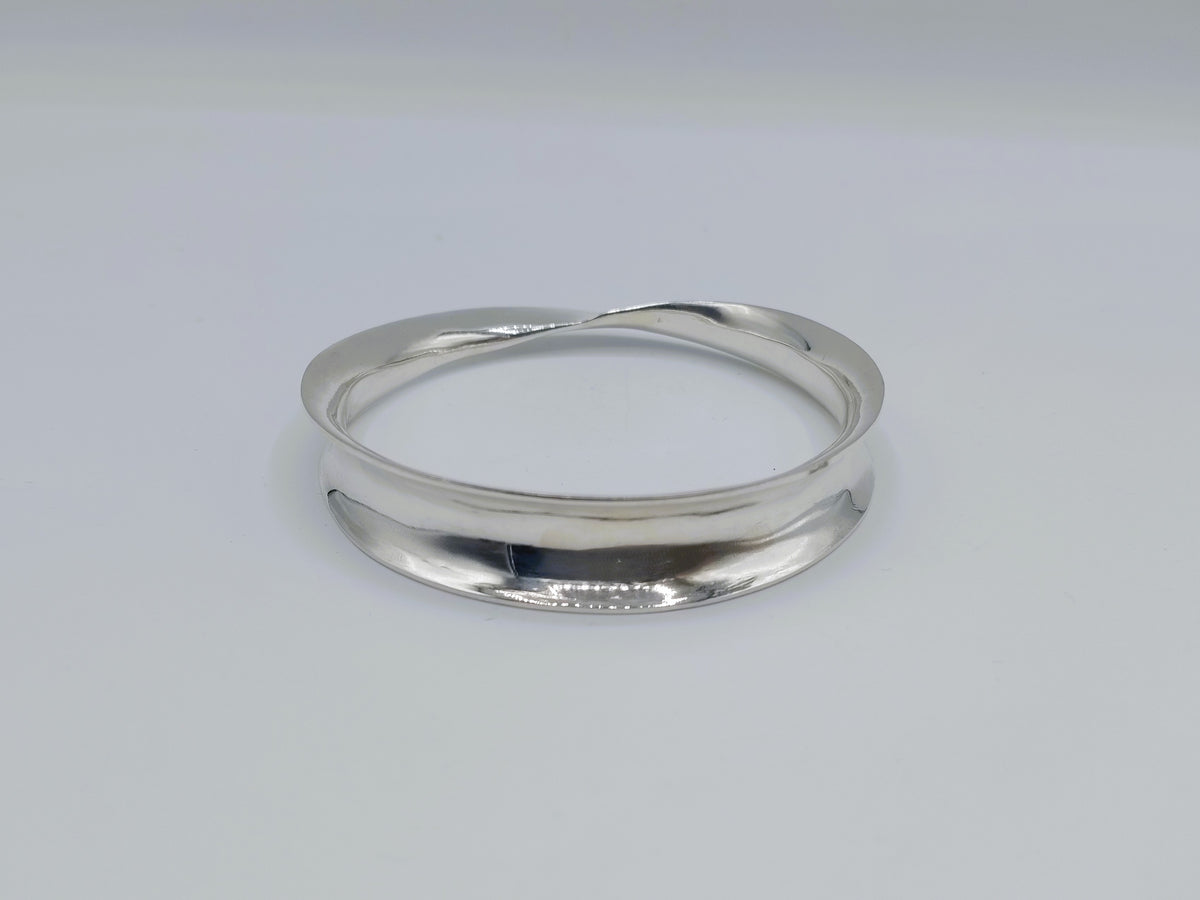Zilveren bangle armband, ronde ringvorm, glad en glanzend oppervlak