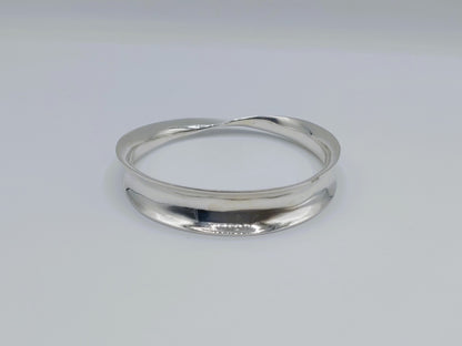 Zilveren bangle armband, ronde ringvorm, glad en glanzend oppervlak