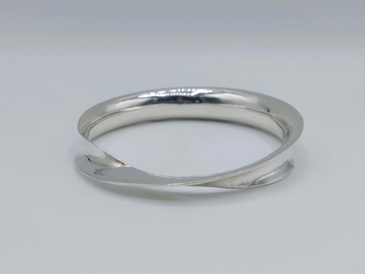 Zilveren bangle armband, zijaanzicht met spiegelglans en gladde rand