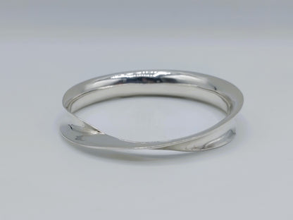 Zilveren bangle armband, zijaanzicht met spiegelglans en gladde rand