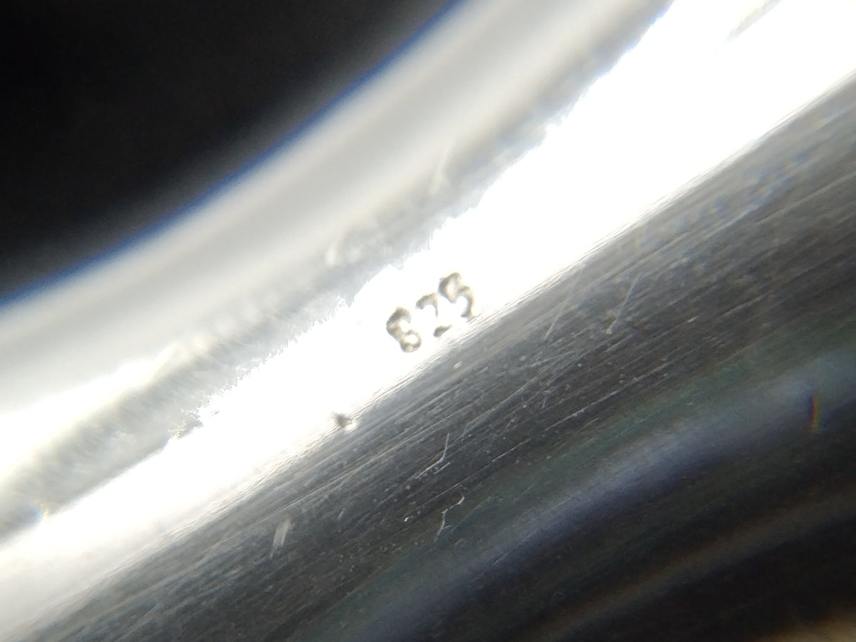 Close-up van 925 keurmerk op zilveren bangle armband