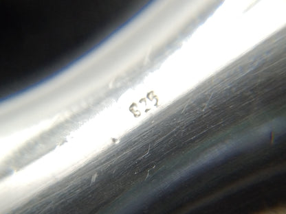 Close-up van 925 keurmerk op zilveren bangle armband