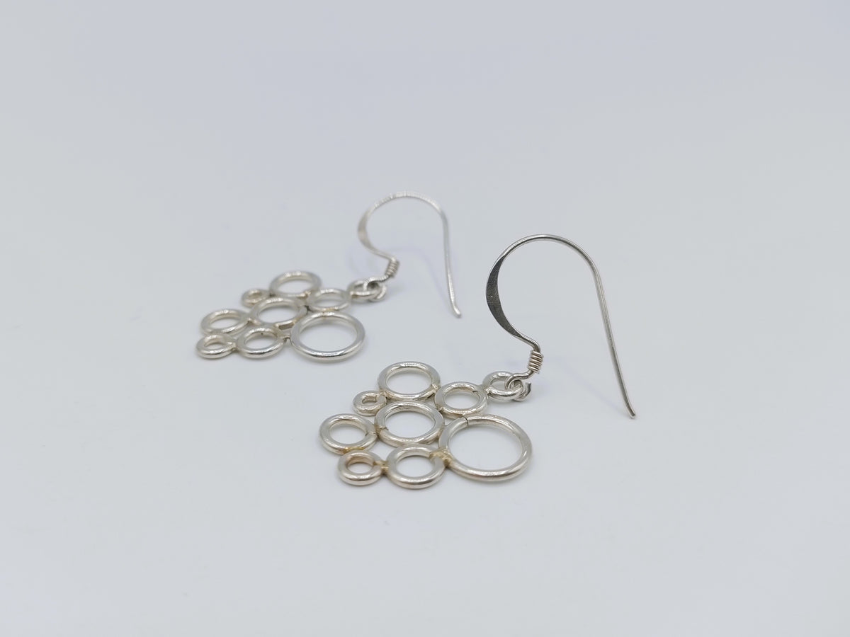 Zilveren 925 oorbellen met ringetjescluster en lange hangers aan haakjes