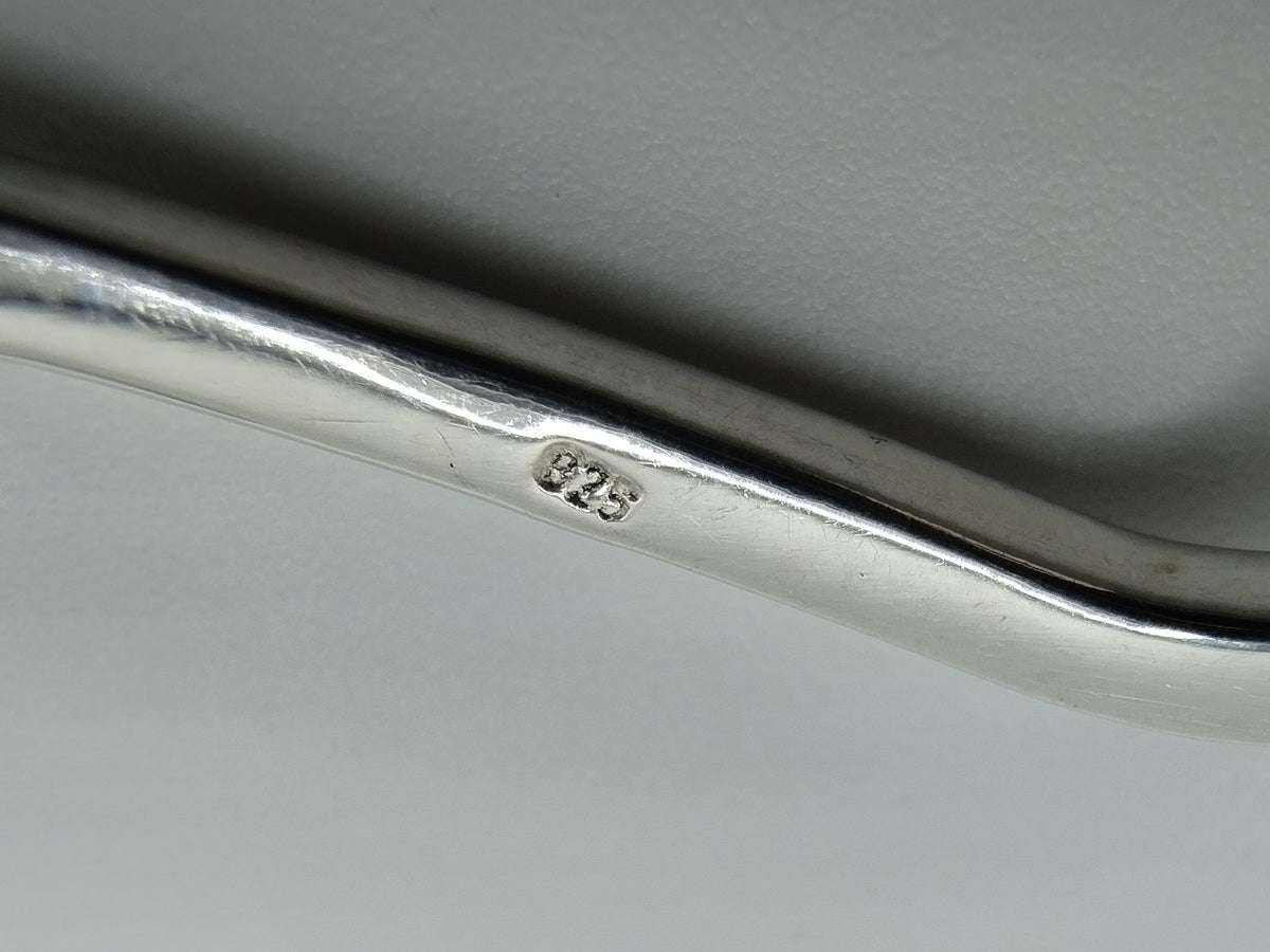 Zilveren armband met 925 keurmerk op de metalen rand