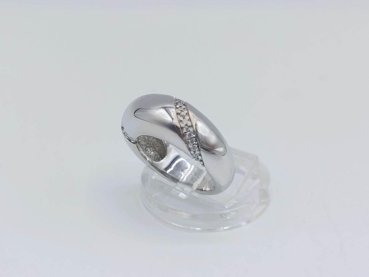 Zilveren ring met rijen zirkonia langs de band, zijkant
