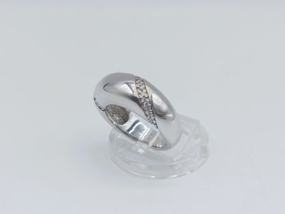 Zilveren ring met rijen zirkonia langs de band, zijkant