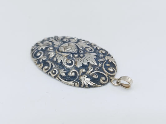 Zilveren djokja hanger met ovale, sierlijke gravure en ophanglusje