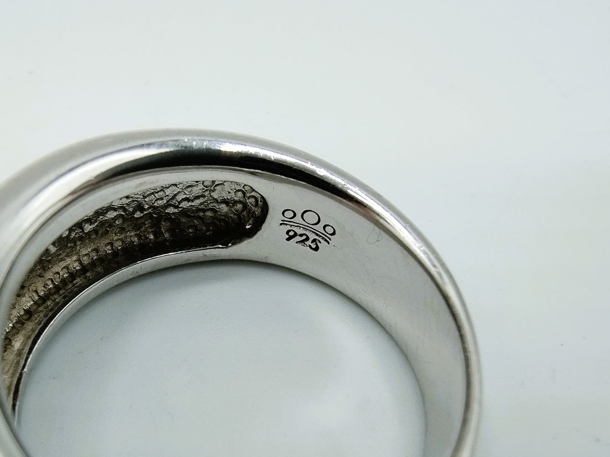 Zilveren bandring binnenmarkering 925, close-up van gegraveerde ringrand