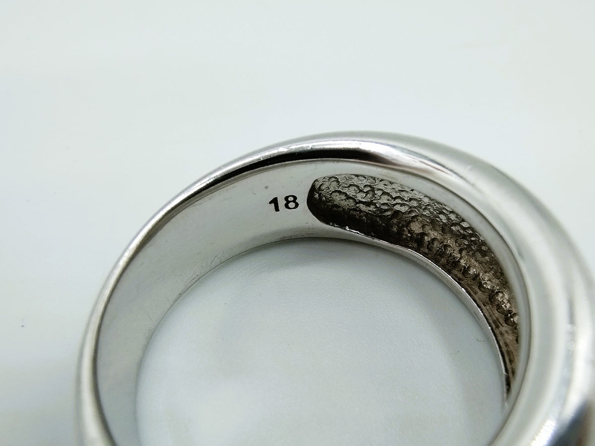 Zilveren bandring binnenzijde met maatstempel 18, close-up