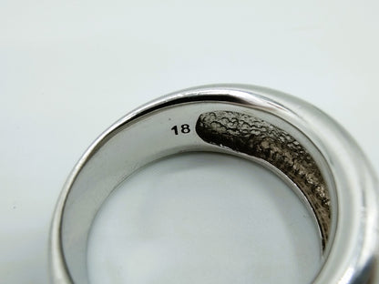 Zilveren bandring binnenzijde met maatstempel 18, close-up