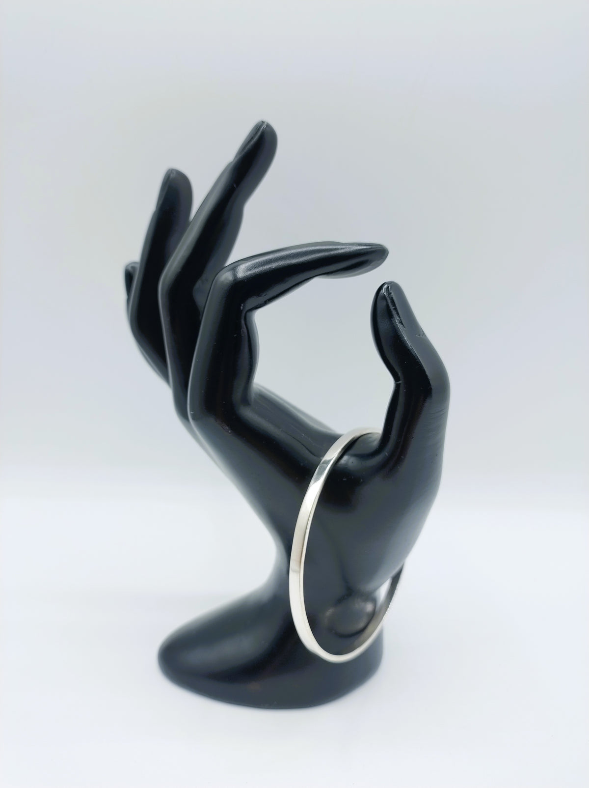 Zilveren slavenarmband 925, ronde vorm, vastgelegd in open hand