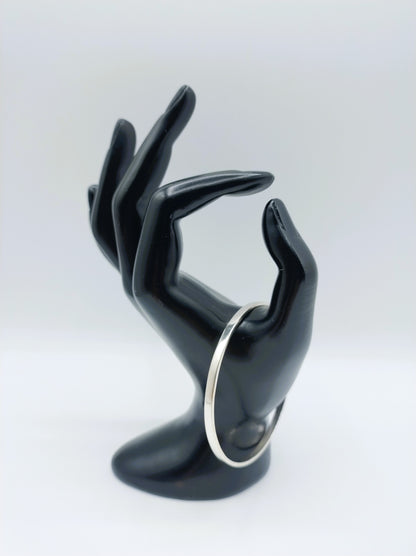 Zilveren slavenarmband 925, ronde vorm, vastgelegd in open hand