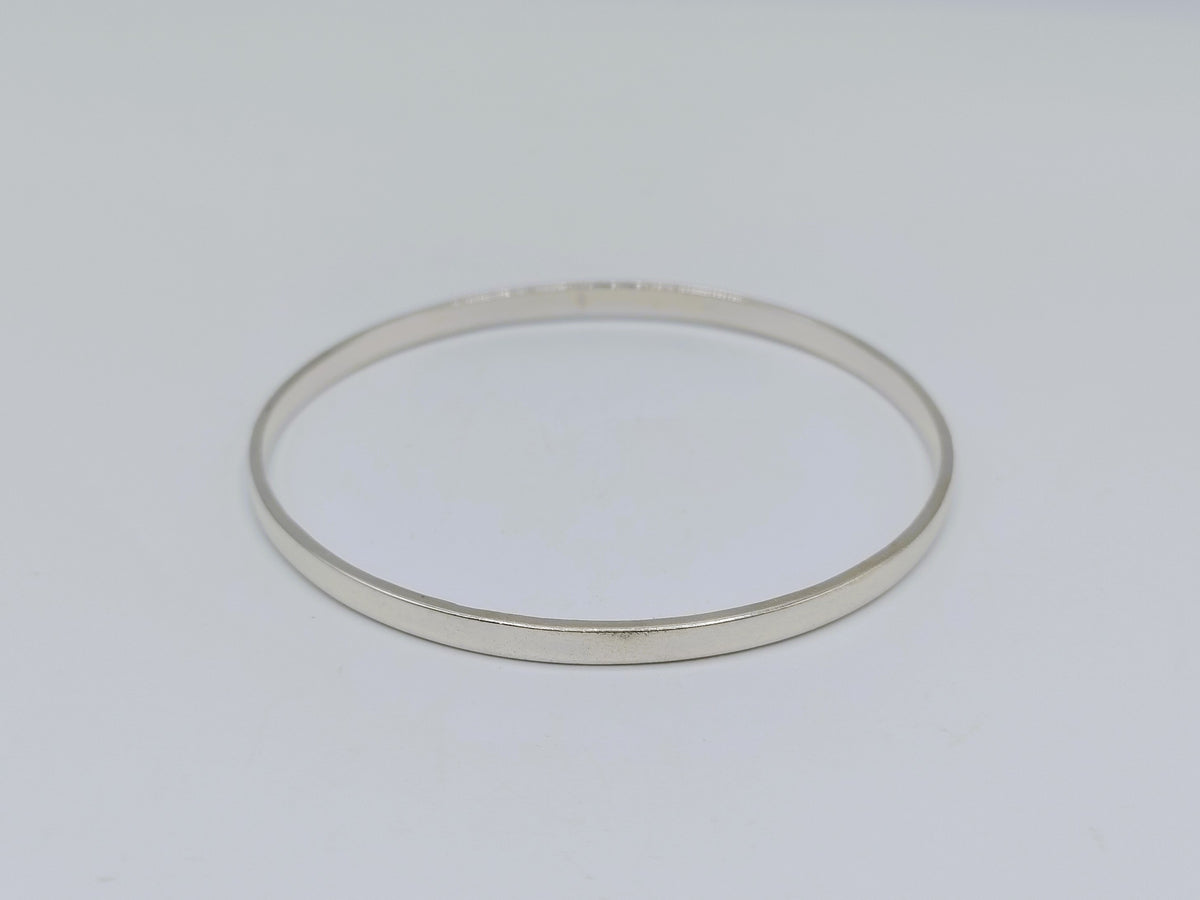 Zilveren slavenarmband 925, dunne ronde armband op witte achtergrond