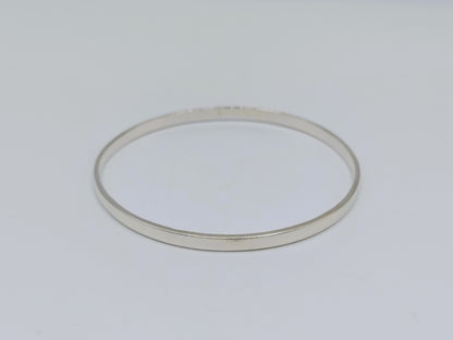 Zilveren slavenarmband 925, dunne ronde armband op witte achtergrond