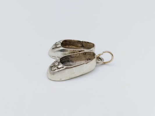 Zilveren hanger in vorm van mini ballerina-schoenen met oogje en ring