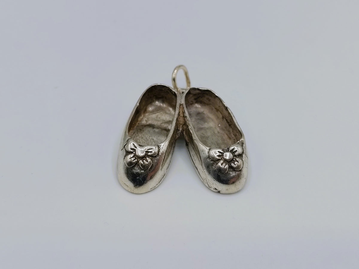 Zilveren mini ballerina-schoenen hanger, vooraanzicht met ophangring