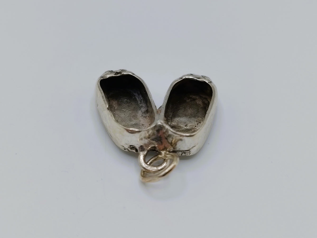 Zilveren ballerina-schoenen charme hanger met ophangoog aan de onderkant
