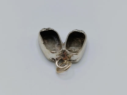 Zilveren ballerina-schoenen charme hanger met ophangoog aan de onderkant