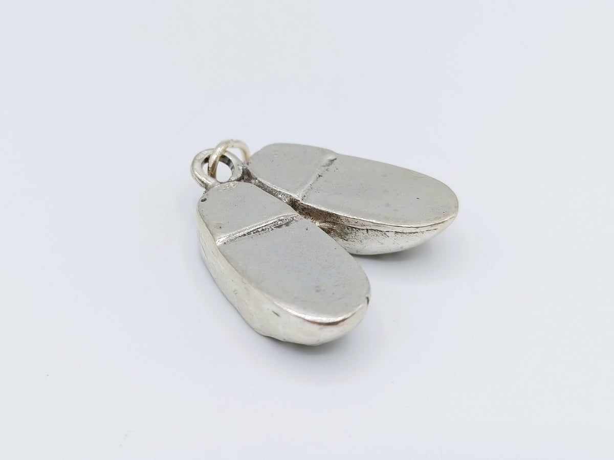 Zilveren hanger met twee mini ballerina-schoenen en kleine verbindingsring