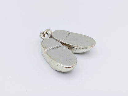 Zilveren hanger met twee mini ballerina-schoenen en kleine verbindingsring