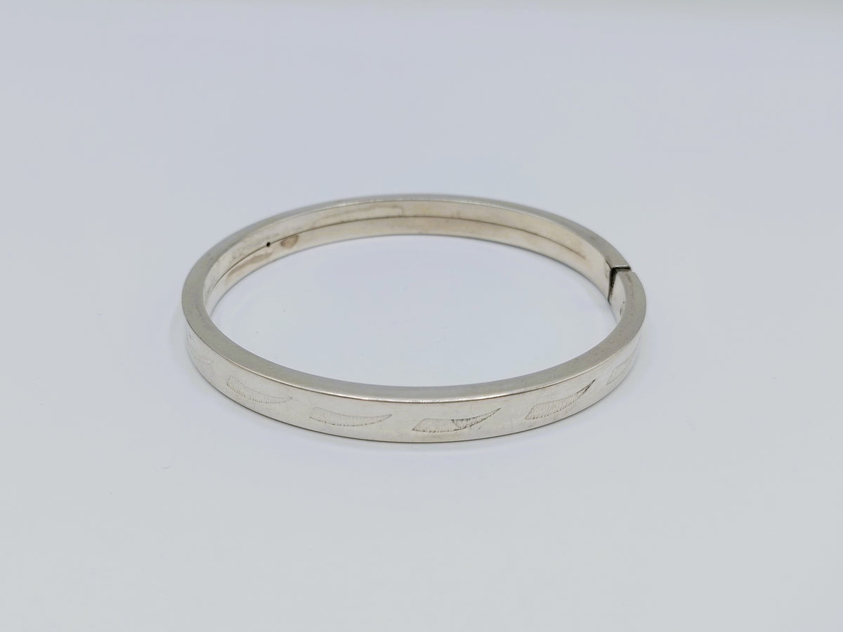 Zilveren armband (open) met ingesneden golfmotief, vintage stijl