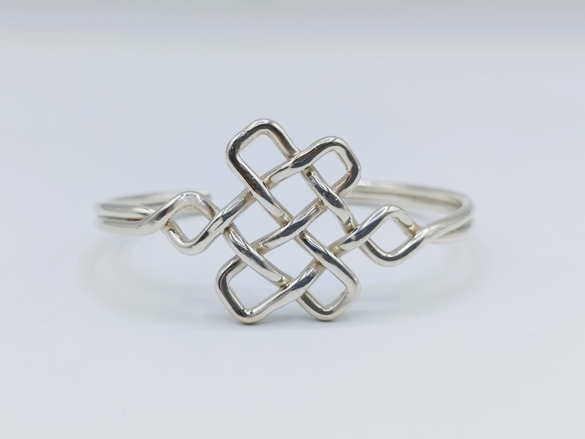 Zilveren armband met keltische knoop, open manche met gecentreerde gevlochten schakels