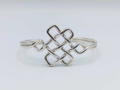 Zilveren armband met keltische knoop, open manche met gecentreerde gevlochten schakels