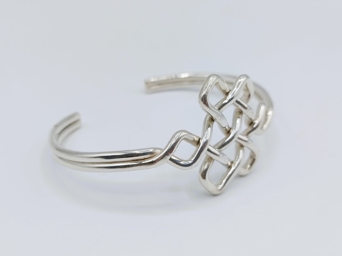 Zilveren armband met keltische knoop, zijdelingse kijk op open manche en schakels