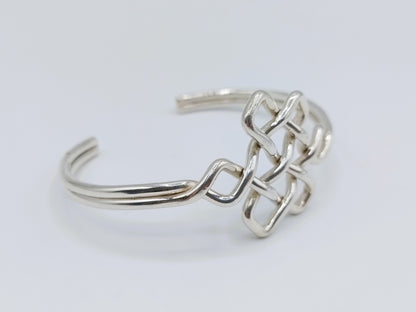 Zilveren armband met keltische knoop, zijdelingse kijk op open manche en schakels