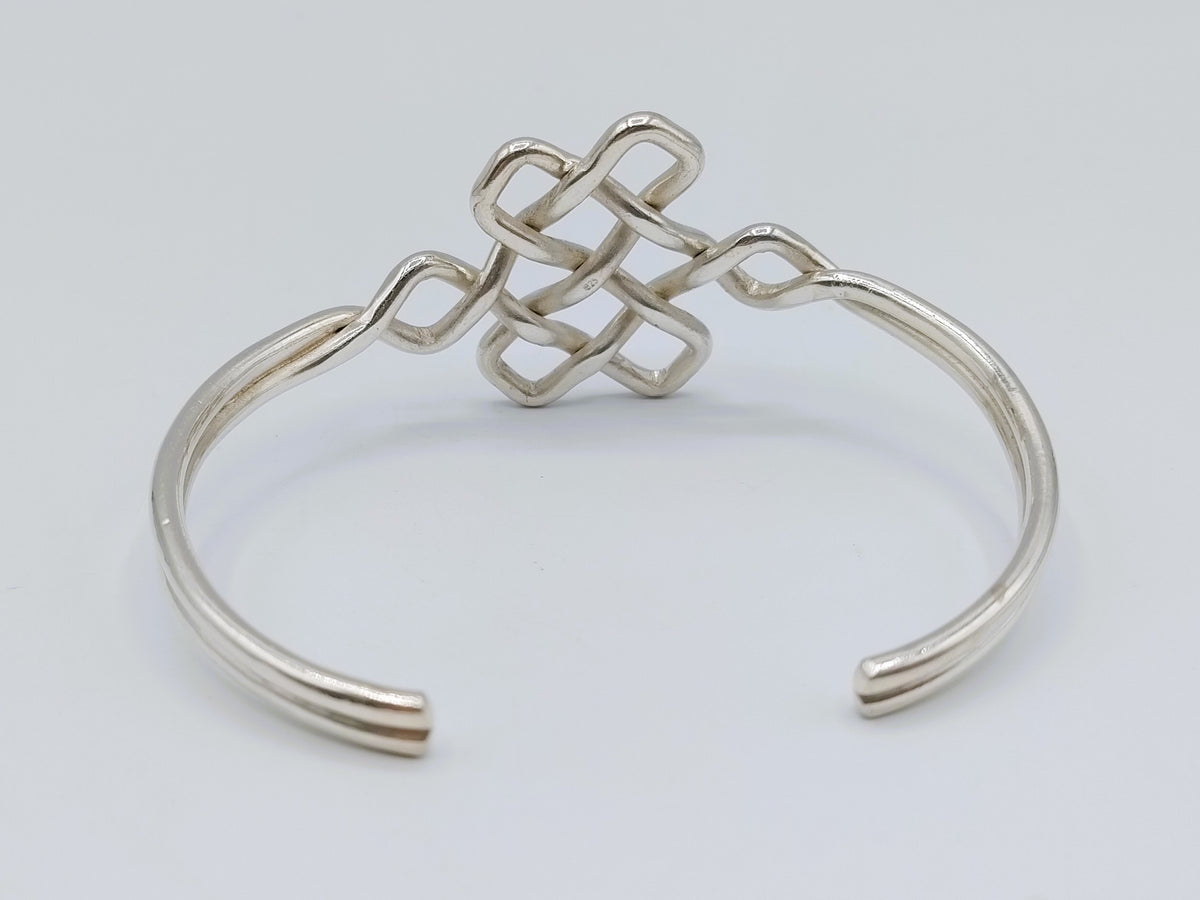 Zilveren armband met keltische knoop, bovenaanzicht van open uiteinden en centrale knoop