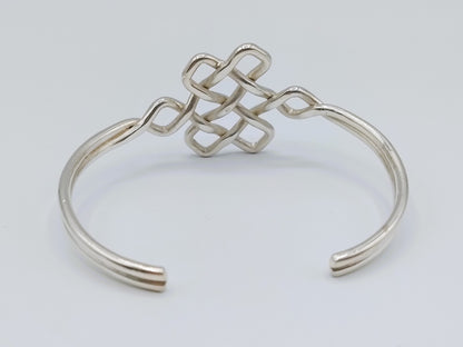 Zilveren armband met keltische knoop, bovenaanzicht van open uiteinden en centrale knoop