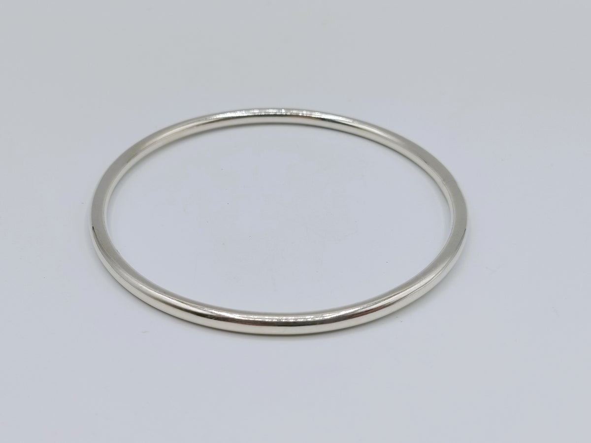 Zilveren slavenarmband, gladde ovale band met reflecterende randen