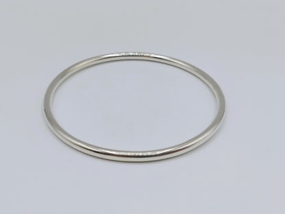 Zilveren slavenarmband, gladde ovale band met reflecterende randen