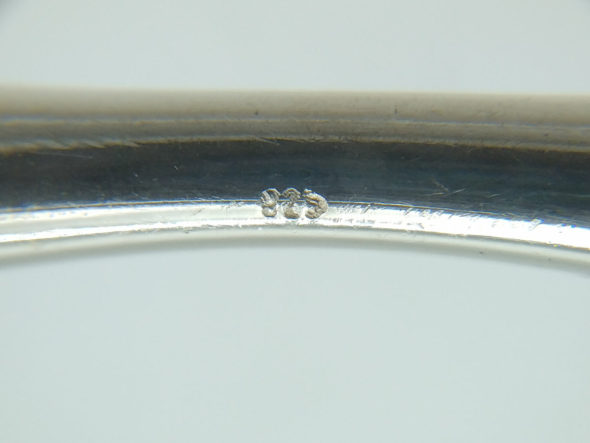 Zilveren slavenarmband detail, klein opstaand verbindingspunt op de band