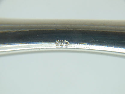 Zilveren slavenarmband detail, klein opstaand verbindingspunt op de band