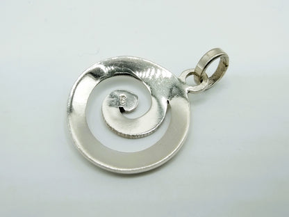 Zilveren 925 spiraal hanger met merktekenplaatje op achterzijde en oogje