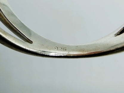 Close-up van 925-merkteken op de binnenkant van de zilveren wikkelring