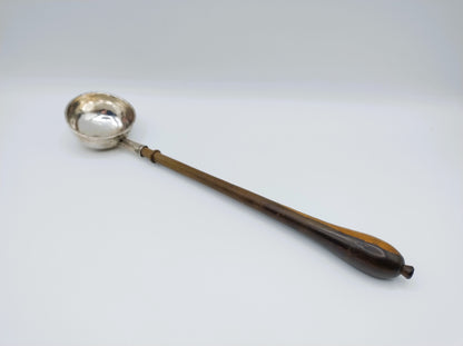 Zilveren punchlepel met houten steel en ronde metalen kop