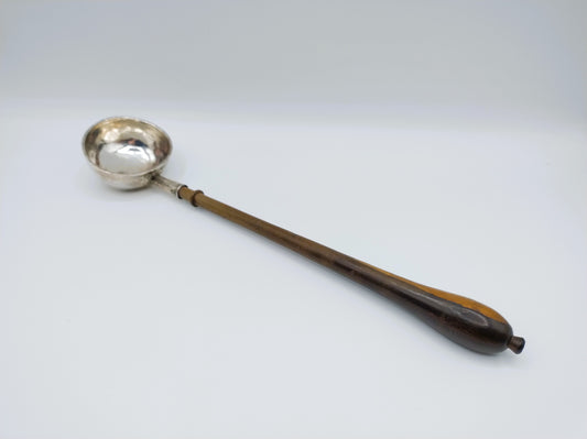 Zilveren punchlepel met houten steel en ronde metalen kop