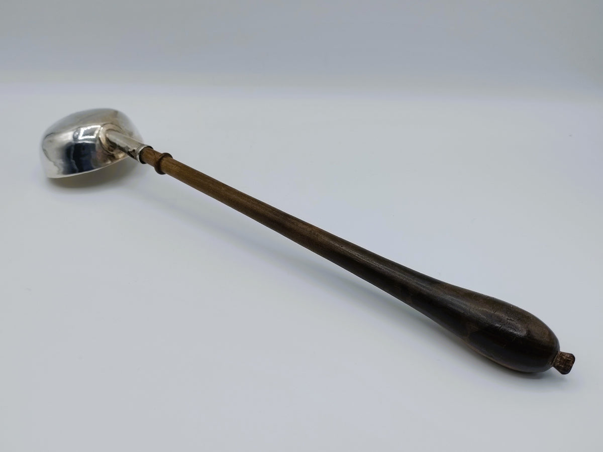 Zilveren punchlepel met ronde kom en donkerbruine houten handgreep