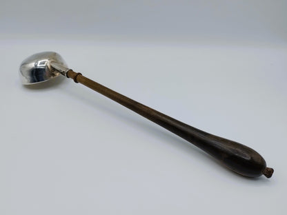 Zilveren punchlepel met ronde kom en donkerbruine houten handgreep