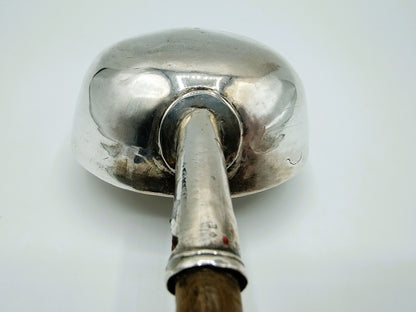 Zilveren punchlepelkop met bevestiging en donkere rand aan de steel