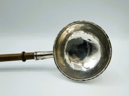 Zilveren punchlepel met ronde kom en zilveren ring rond steel